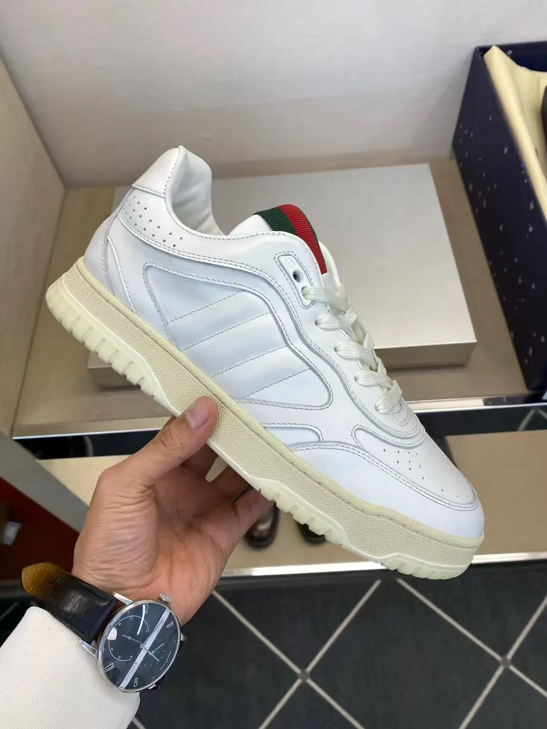 P400 new men's shoes GUCCI [Lightning] latest shoes are shipped. Original quality, fashionable, made of special materials, sheepskin lining, brand new packaging. The foot feels super comfortable and the workmanship is impeccable. Size: Male 38-45.